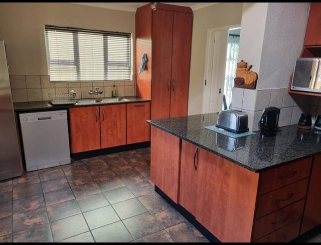 8 BEDROOM HOUSE FOR SALE IN VAN RIEBEECK PARK